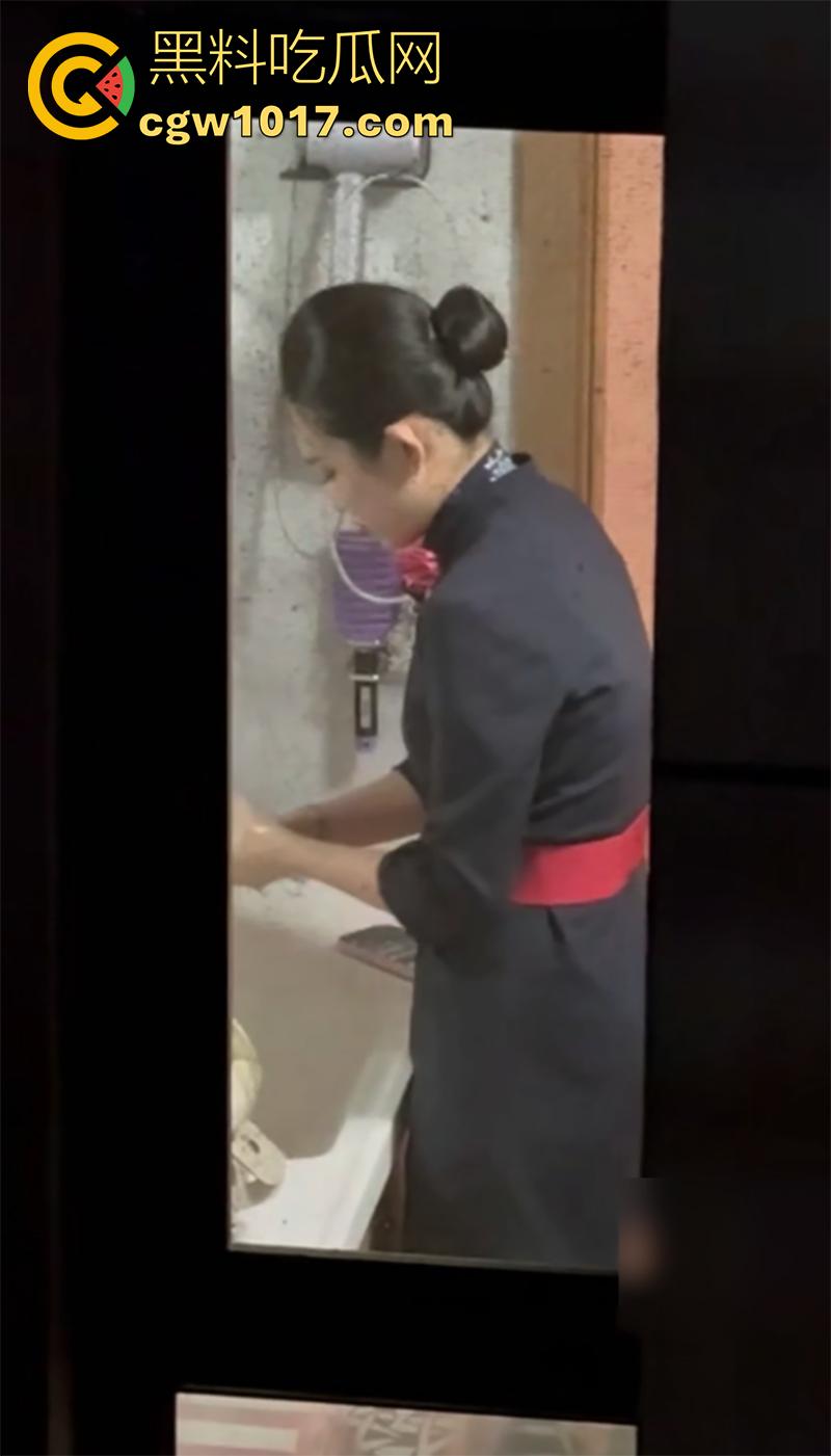 偷窥爱好者福利来袭，大神冒死偷拍空姐，日常生活曝光，真实窥视多角度宿舍日常，洗澡换衣服，娇嫩身躯蜜桃臀无限诱惑！-3