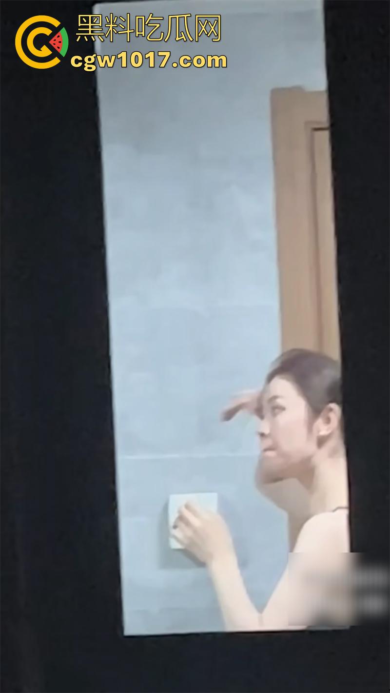 偷窥爱好者福利来袭，大神冒死偷拍空姐，日常生活曝光，真实窥视多角度宿舍日常，洗澡换衣服，娇嫩身躯蜜桃臀无限诱惑！-5