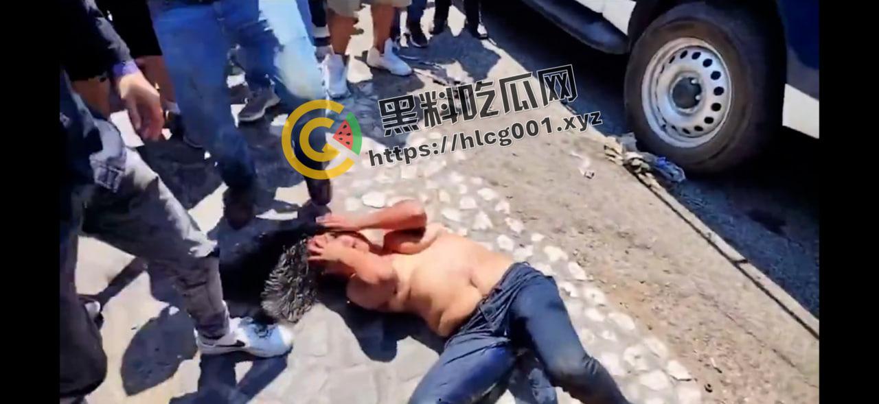 外网大瓜！墨西哥夫妇绑架邻居8岁女孩要钱还撕票 被抓住后当街暴打私刑至死  奶子都打烂了 活该被打死 现场直达-4