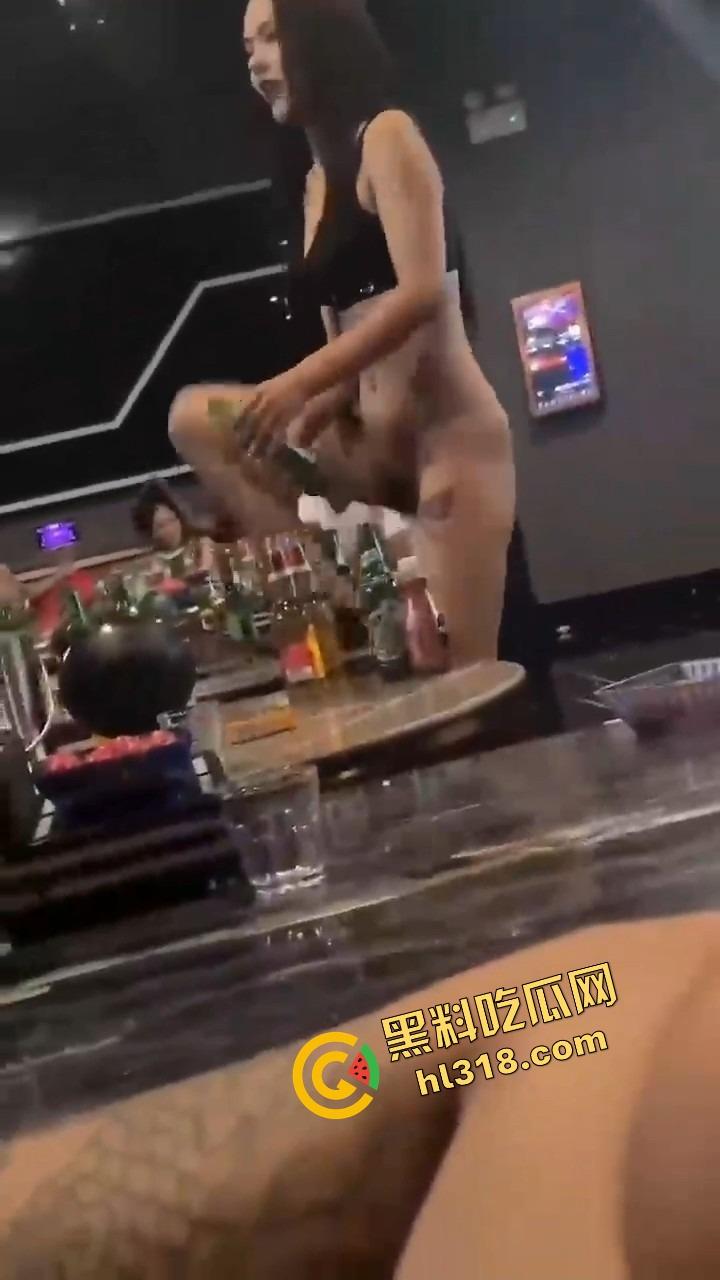 珠海纯K小公主骚到飞起，下半身光着用逼当开瓶器，台下全看傻这一单点得血赚，这种妹子不点等着后悔！-3