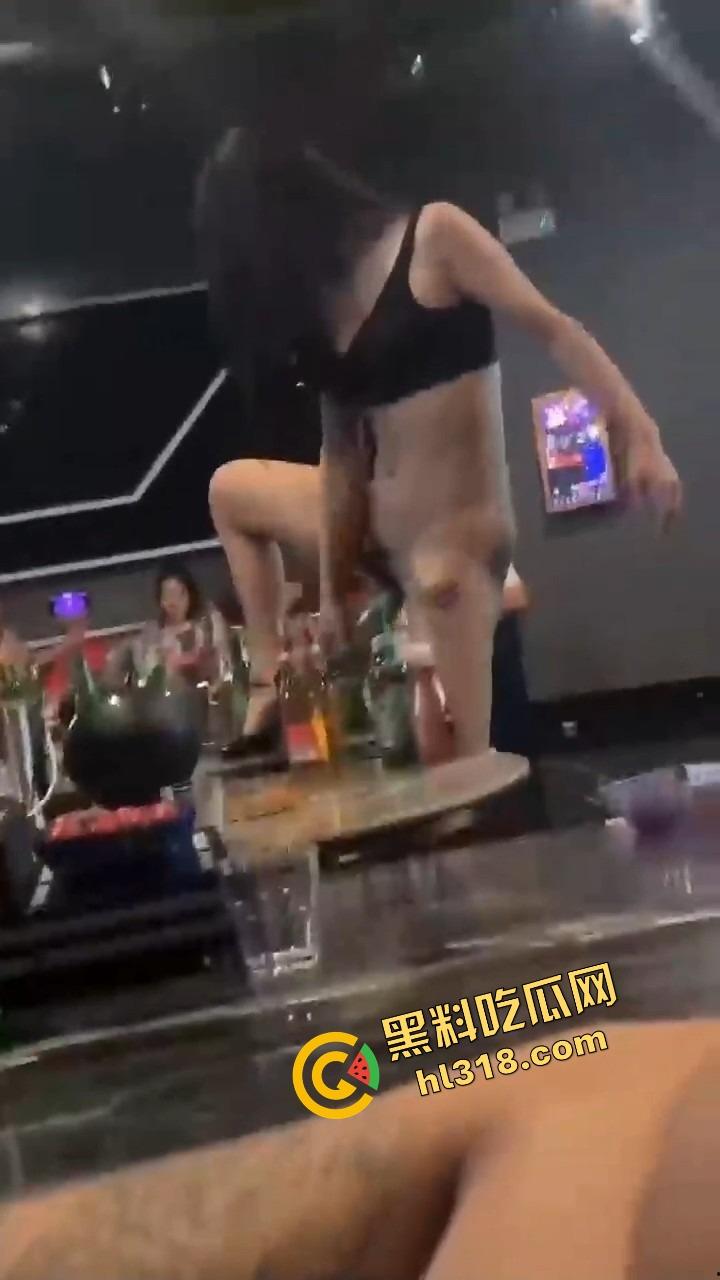 珠海纯K小公主骚到飞起，下半身光着用逼当开瓶器，台下全看傻这一单点得血赚，这种妹子不点等着后悔！-4