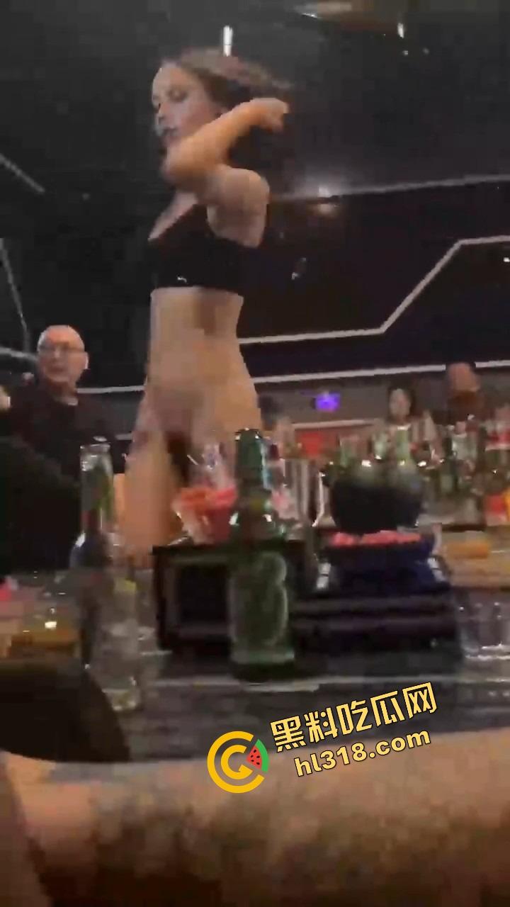 珠海纯K小公主骚到飞起，下半身光着用逼当开瓶器，台下全看傻这一单点得血赚，这种妹子不点等着后悔！-7