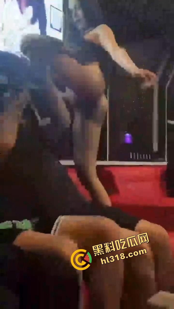 珠海纯K小公主骚到飞起，下半身光着用逼当开瓶器，台下全看傻这一单点得血赚，这种妹子不点等着后悔！-8