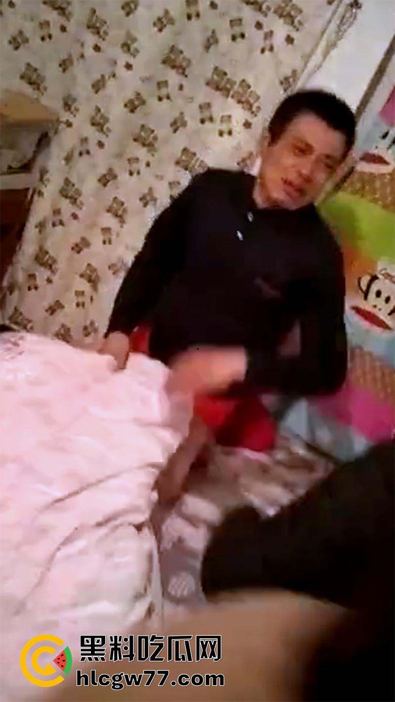 出轨丈母娘被抓奸,一众亲戚现场直击,将丈母娘彻底扒光,操了女儿竟还要操人妈!-7