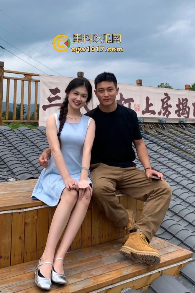 从白天到黑夜，4号楼教学楼户外石椅，校园男女搔痒难耐，穿开裆裤疯狂骑乘！书扔地上，奶子握在手里！-5