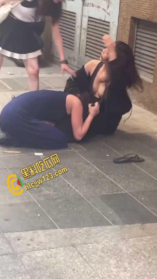 两集美醉酒后撒泼在大街上，撕扯露出大半个奶子，是提前商量好的还是不 小心的？-2