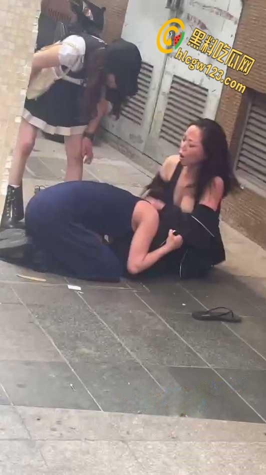 两集美醉酒后撒泼在大街上，撕扯露出大半个奶子，是提前商量好的还是不 小心的？-4