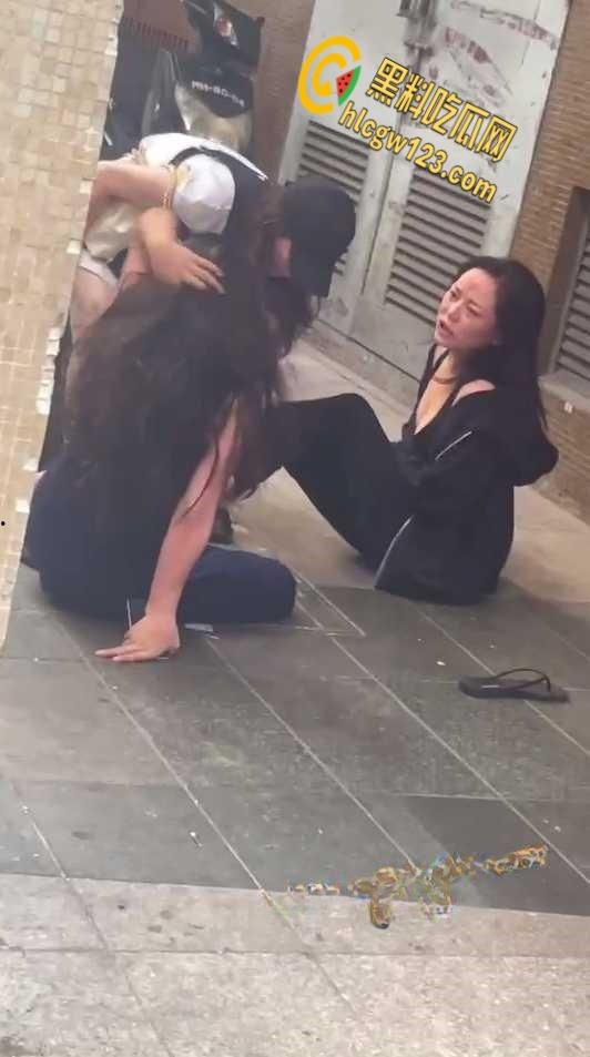 两集美醉酒后撒泼在大街上，撕扯露出大半个奶子，是提前商量好的还是不 小心的？-6