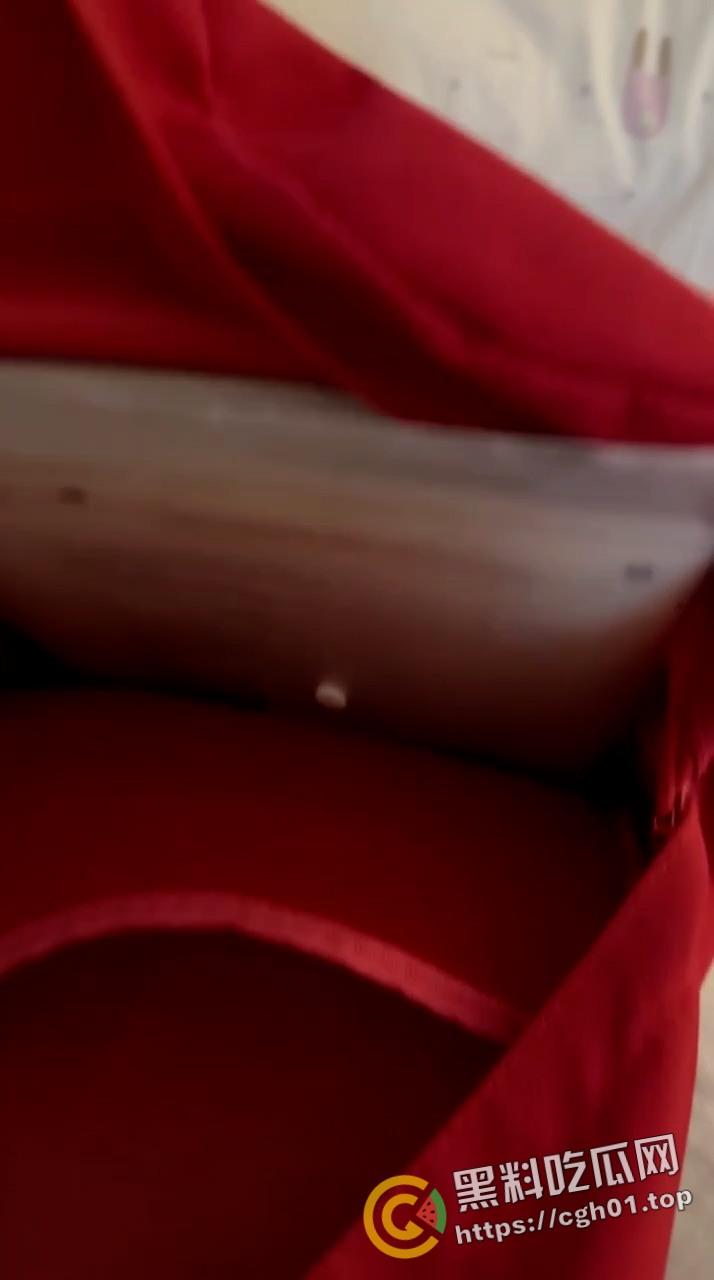 瓜友投稿!东莞附近的人约炮约到学生妹 带着书包作业出来打炮 美乳粉嫩的不像话-1