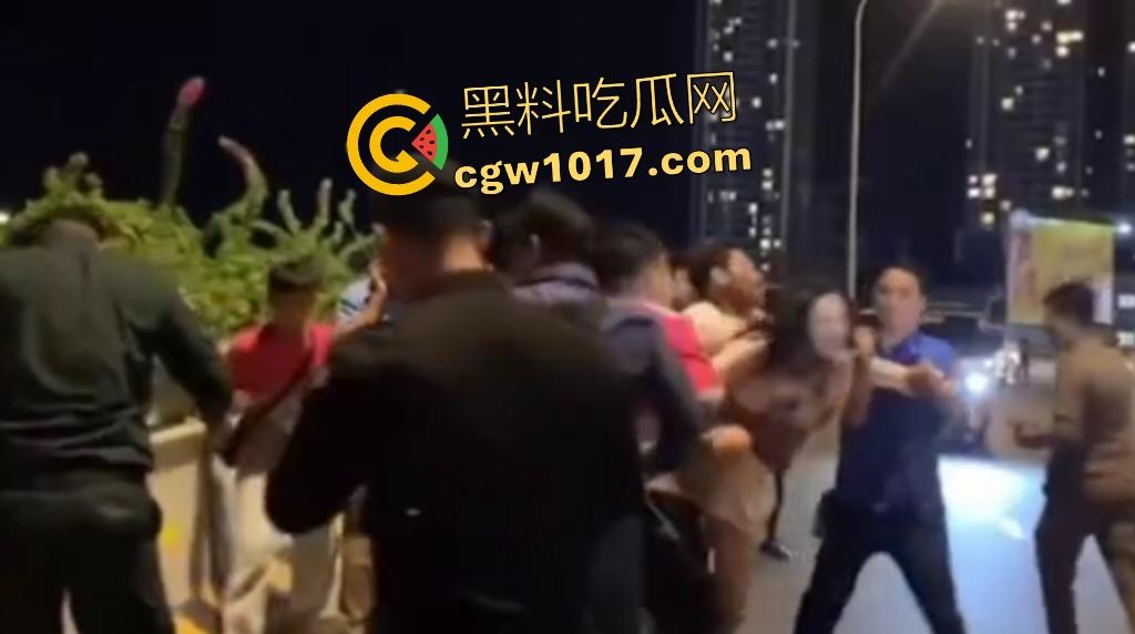 中国猪仔女在柬埔寨爬杆求救被抓，哭喊绑架救命实为诈骗园区逃奴，警方押回园区续命，活该，谁让你诈骗！-2