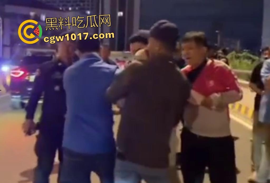 中国猪仔女在柬埔寨爬杆求救被抓，哭喊绑架救命实为诈骗园区逃奴，警方押回园区续命，活该，谁让你诈骗！-6