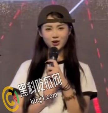 抖音爆大瓜！抖音千万粉丝网红 董赤赤 穿着白丝袜 露脸露点啪啪 果然微胖身材才是最好的炮架！-3