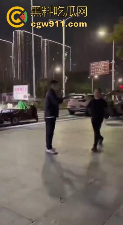 广场暴走团与一名男子发生肢体冲突！男子为求流量挡道拍摄，却遭老年暴走团群殴殴打，打得好！