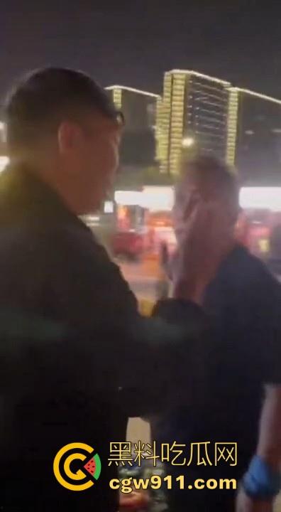广场暴走团与一名男子发生肢体冲突!男子为求流量挡道拍摄,却遭老年暴走团群殴殴打,打得好!-2