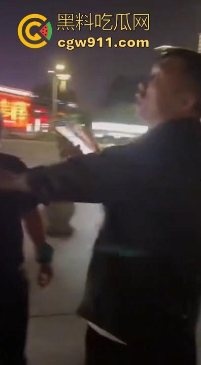 广场暴走团与一名男子发生肢体冲突!男子为求流量挡道拍摄,却遭老年暴走团群殴殴打,打得好!-3