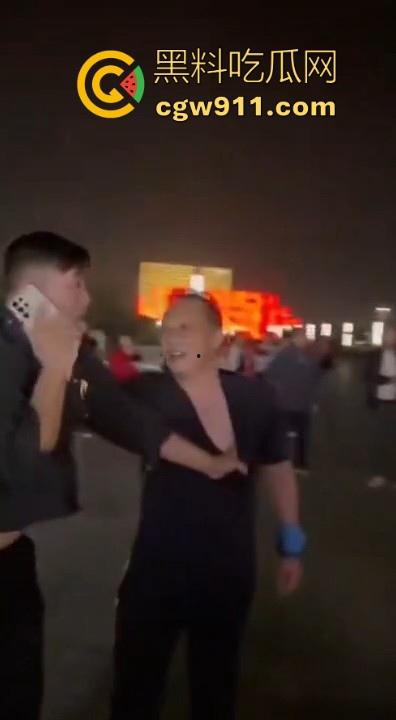 广场暴走团与一名男子发生肢体冲突!男子为求流量挡道拍摄,却遭老年暴走团群殴殴打,打得好!-4