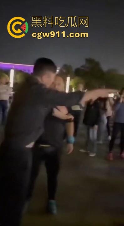 广场暴走团与一名男子发生肢体冲突!男子为求流量挡道拍摄,却遭老年暴走团群殴殴打,打得好!-5