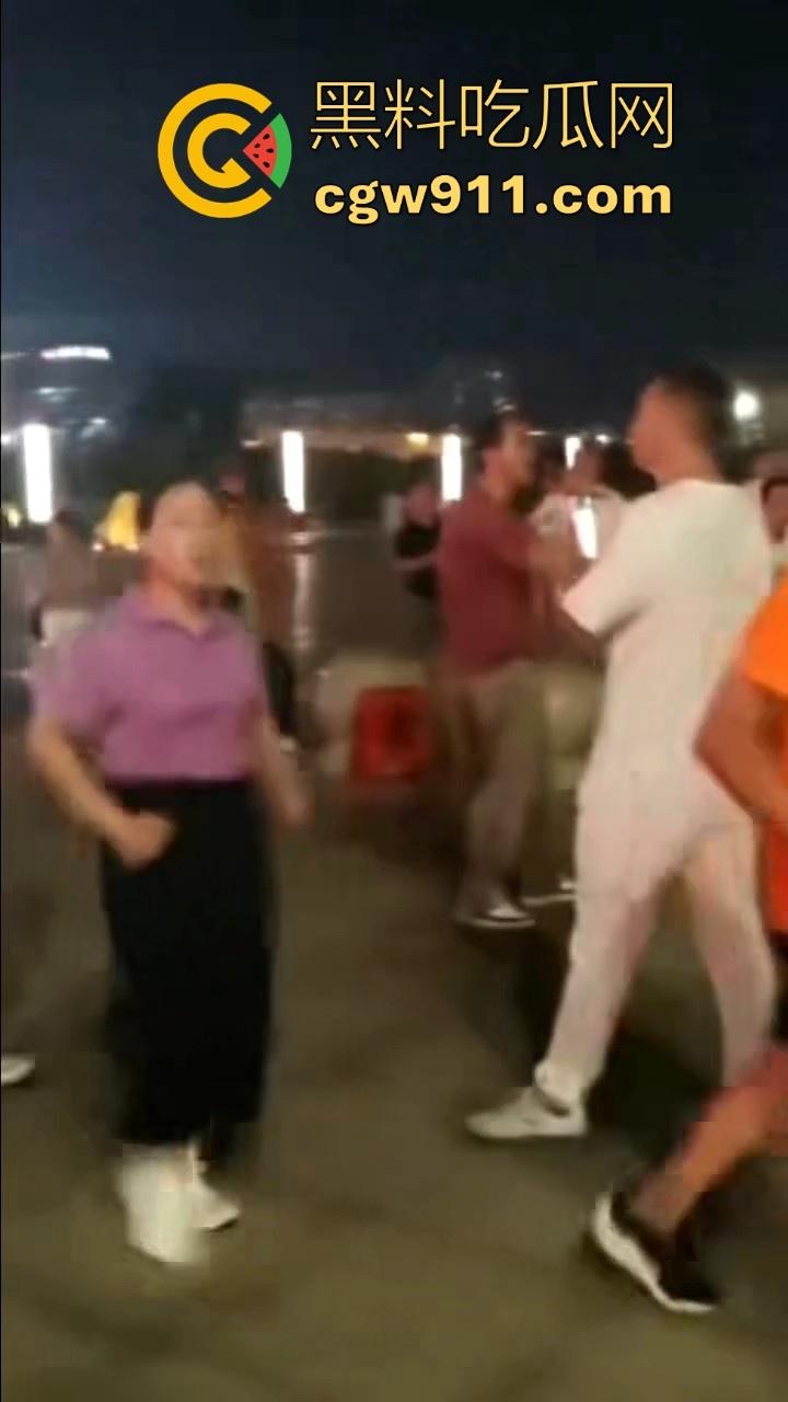 广场暴走团与一名男子发生肢体冲突!男子为求流量挡道拍摄,却遭老年暴走团群殴殴打,打得好!-6