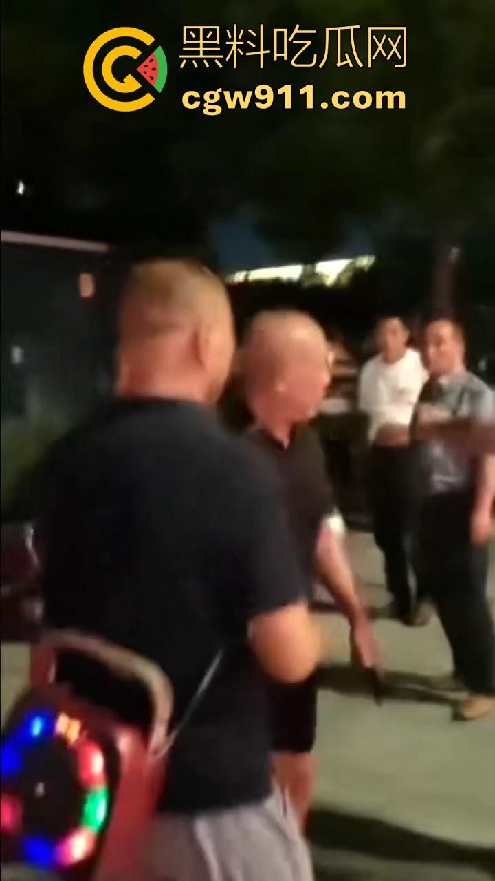 广场暴走团与一名男子发生肢体冲突!男子为求流量挡道拍摄,却遭老年暴走团群殴殴打,打得好!-8