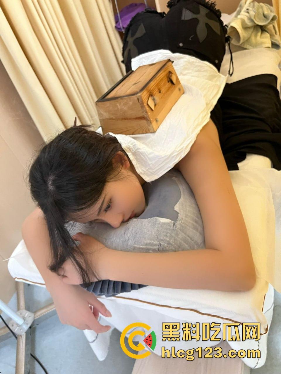 阿朱最新骚操作曝光！老中医按摩时露臀勾引，这逼太骚连中医都治不住！-5