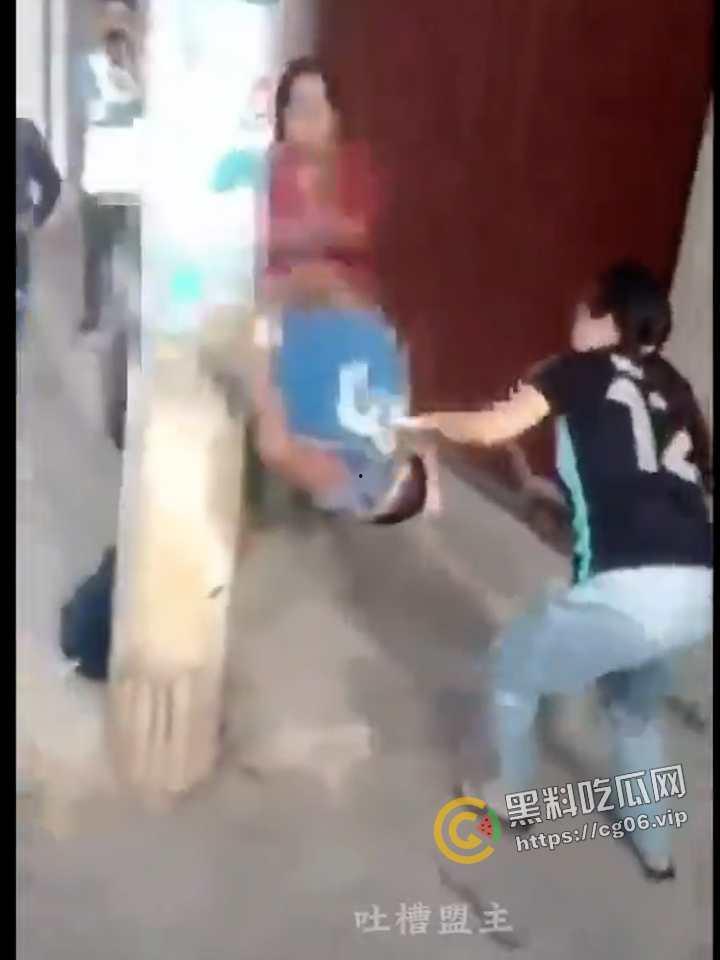 外国男子企图强奸路过女性 被路人抓到 绑到电线杆上打死 这就叫民风彪悍 现场画面流出-6