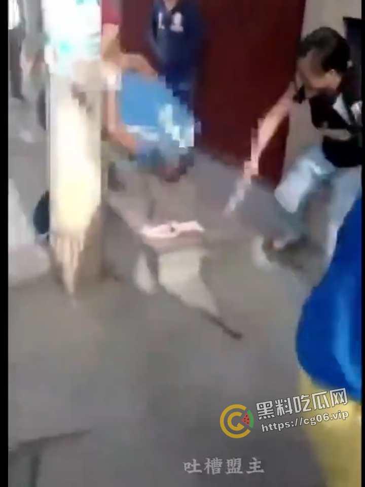 外国男子企图强奸路过女性 被路人抓到 绑到电线杆上打死 这就叫民风彪悍 现场画面流出-7