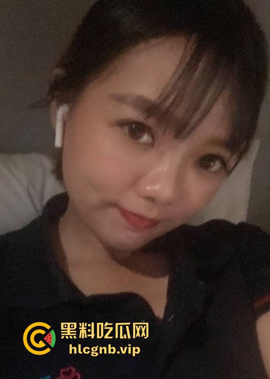 台湾新北少妇『牛如月』洗衣店微胖老板娘自拍卖骚！黑丝OL制服下的极致诱惑！-5