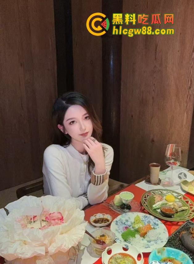 抖音约炮成都妹子『王月洁』富哥5W半个月SM调教全体验,比女朋友还主动骚到让人不想放手!-1