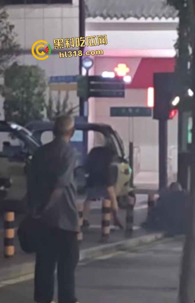 河南栾川县畜牲交警暴打拾荒老人！头盔狂砸血流满面，路人教练怒摔制服！