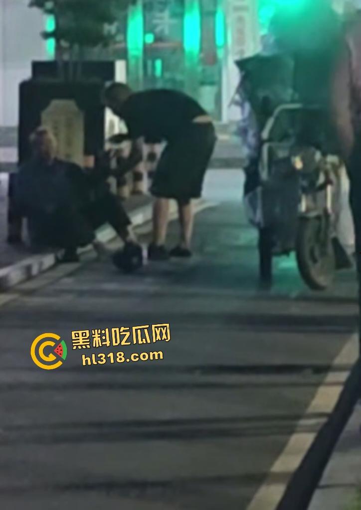 河南栾川县畜牲交警暴打拾荒老人！头盔狂砸血流满面，路人教练怒摔制服！-3