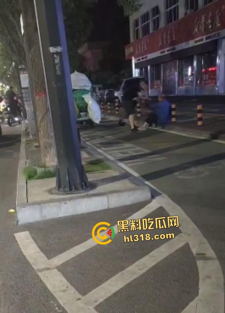 河南栾川县畜牲交警暴打拾荒老人！头盔狂砸血流满面，路人教练怒摔制服！-5