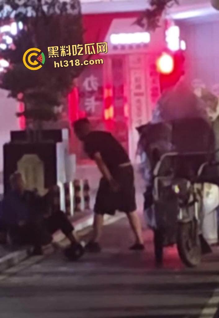 河南栾川县畜牲交警暴打拾荒老人！头盔狂砸血流满面，路人教练怒摔制服！-6