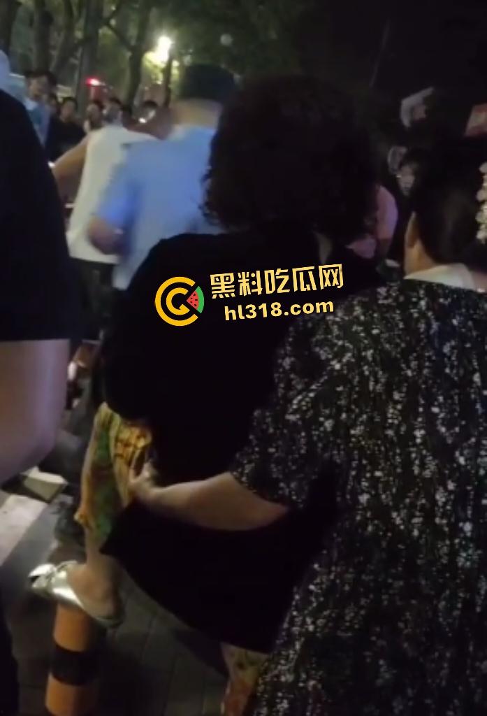 河南栾川县畜牲交警暴打拾荒老人！头盔狂砸血流满面，路人教练怒摔制服！-7