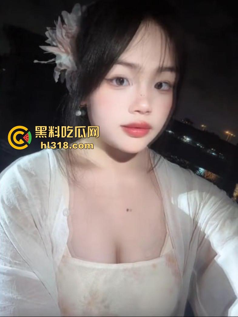 抖音极品微胖网红【吃货】付费福利视频曝光,火辣巨乳身材一览无余,性感女神竟如此反差淫荡!-2