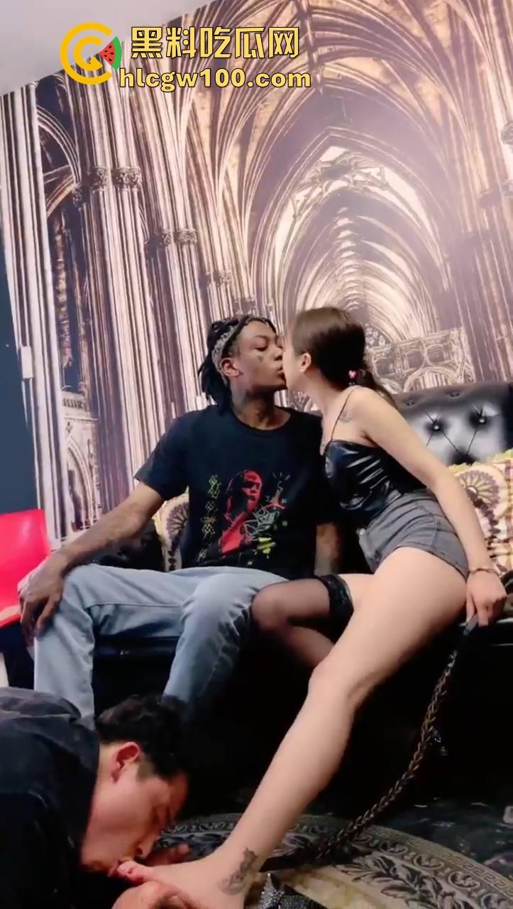 广州媚黑绿帽奴的重口癖好，吐口水吃口水还玩绿奴，哥们这是脑子坏了？这种操作艾滋都要谢谢你了！