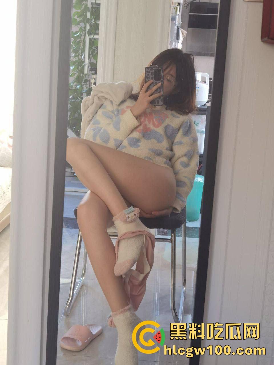 长沙职业学院清纯大一学妹【康婉莹】翻车，大尺度私密自拍被渣男曝光 情欲上头彻底沦陷！-15