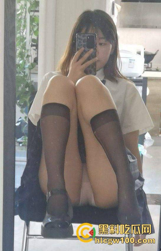 长沙职业学院清纯大一学妹【康婉莹】翻车，大尺度私密自拍被渣男曝光 情欲上头彻底沦陷！-23