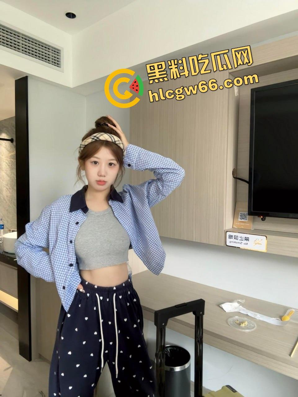 徐州性瘾女『习苗苗』逼里射完还嫌不够，还留着精液就找炮友开房，肥臀奶摇骚逼滴水！-4