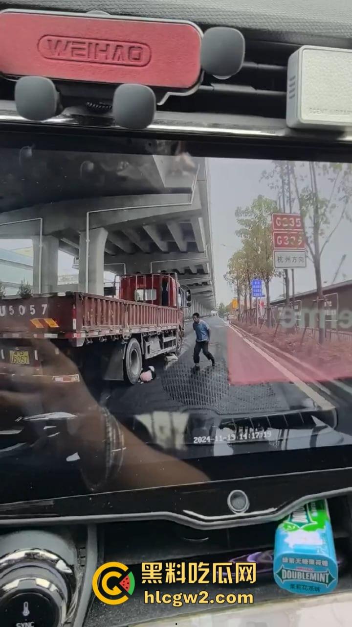 惨不忍睹!杭州一女子骑电车误入大货车盲区惨遭碾压 未带头盔当场爆浆无码实拍流出-3