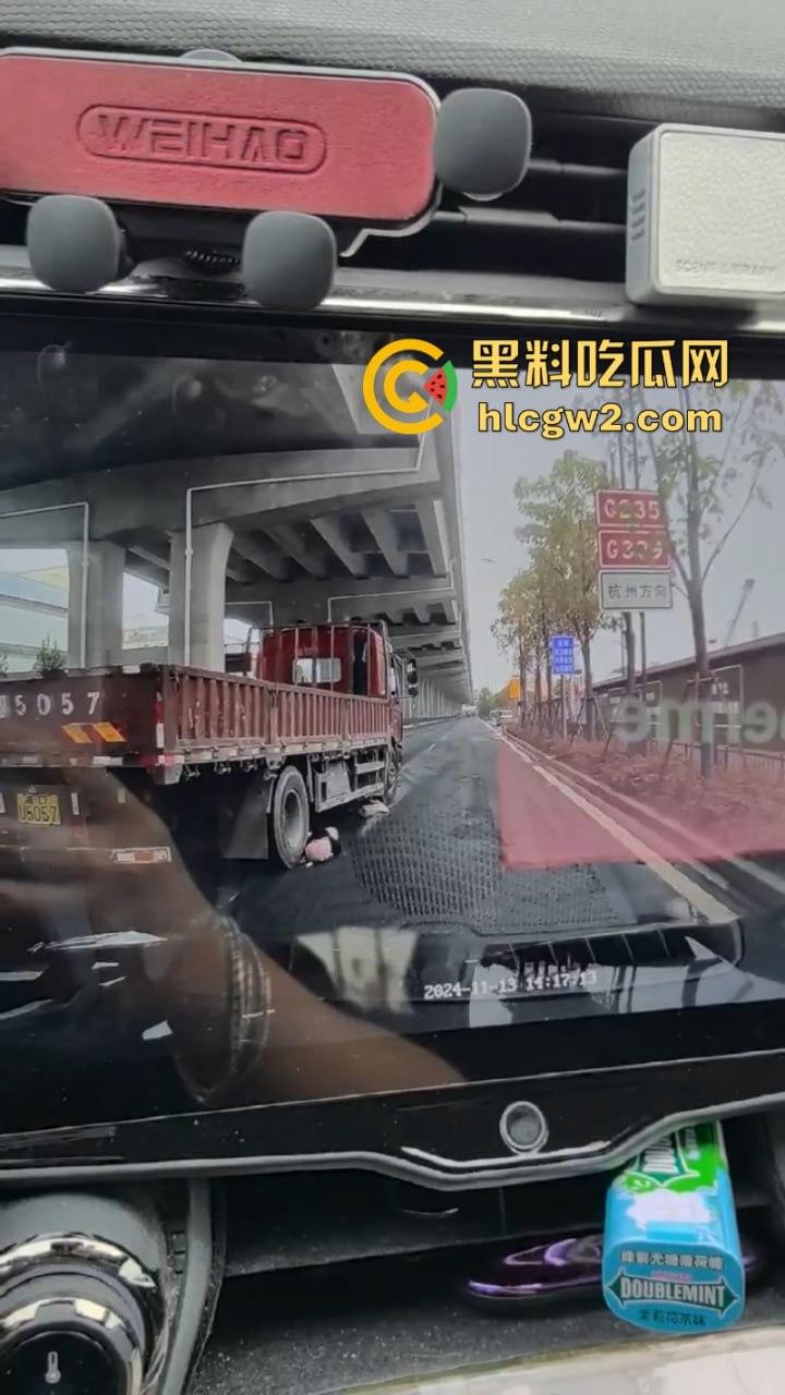 惨不忍睹!杭州一女子骑电车误入大货车盲区惨遭碾压 未带头盔当场爆浆无码实拍流出-6