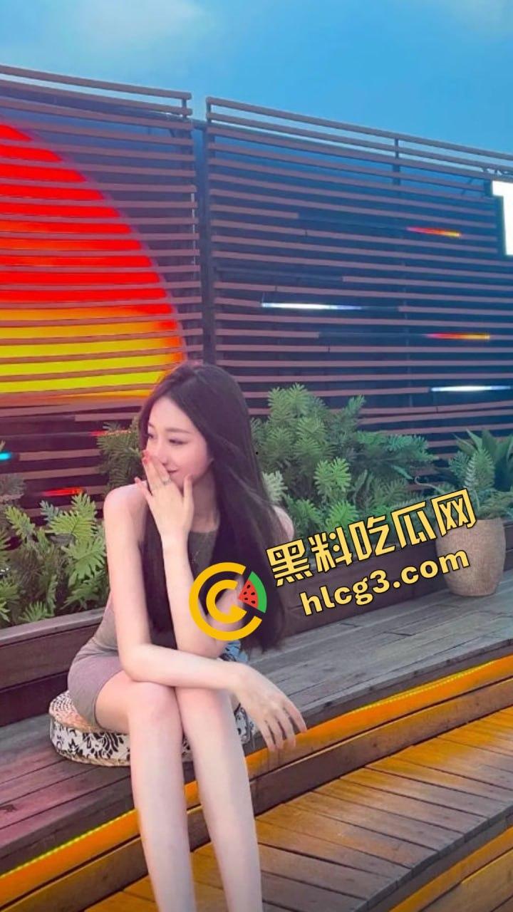 抖音爆红空姐『白天翱翔蓝天，夜晚专宠大哥』，私密视频，线下真实激情，双重身份被曝光！-9