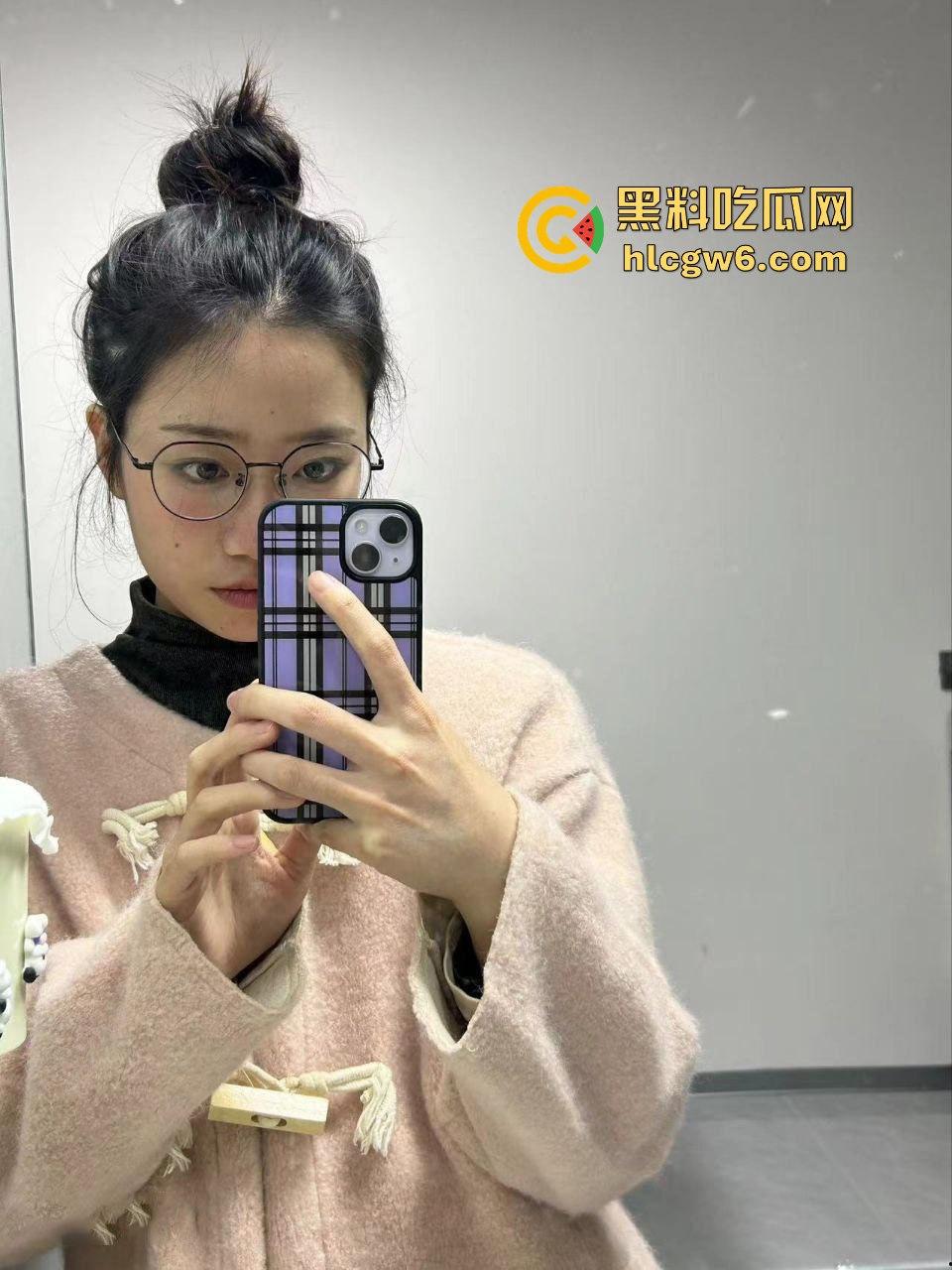 湖南24岁反差清纯小嫩妹【罗敏仪】口交接尿视频流出,臀部还写着请使用!-2