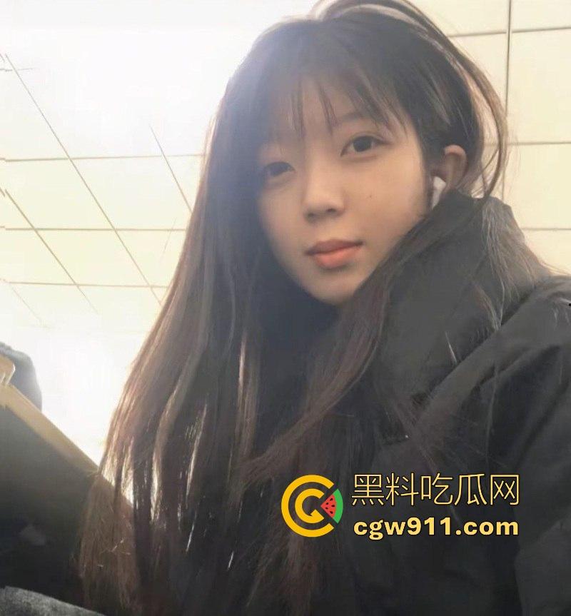 重庆清纯【刘柳婉】裸聊自慰视频曝光，白嫩巨乳夹铃铛诱惑，男厕所开档黑丝扣穴，撸点爆棚让人上瘾！