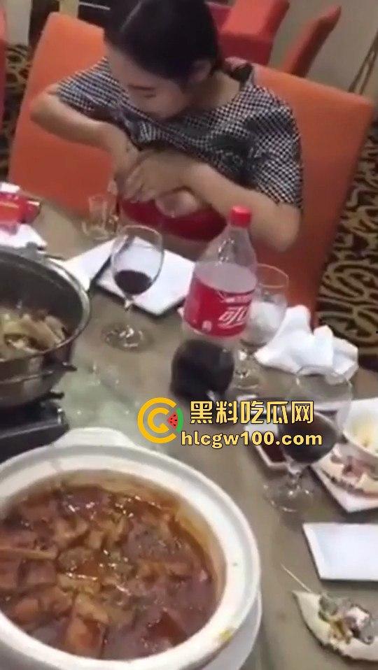 餐桌上开放骚人妻,奇葩操作一个比一个亮眼为了逃酒啥事都能干出来,画面劲爆开放 小编推荐!!-12