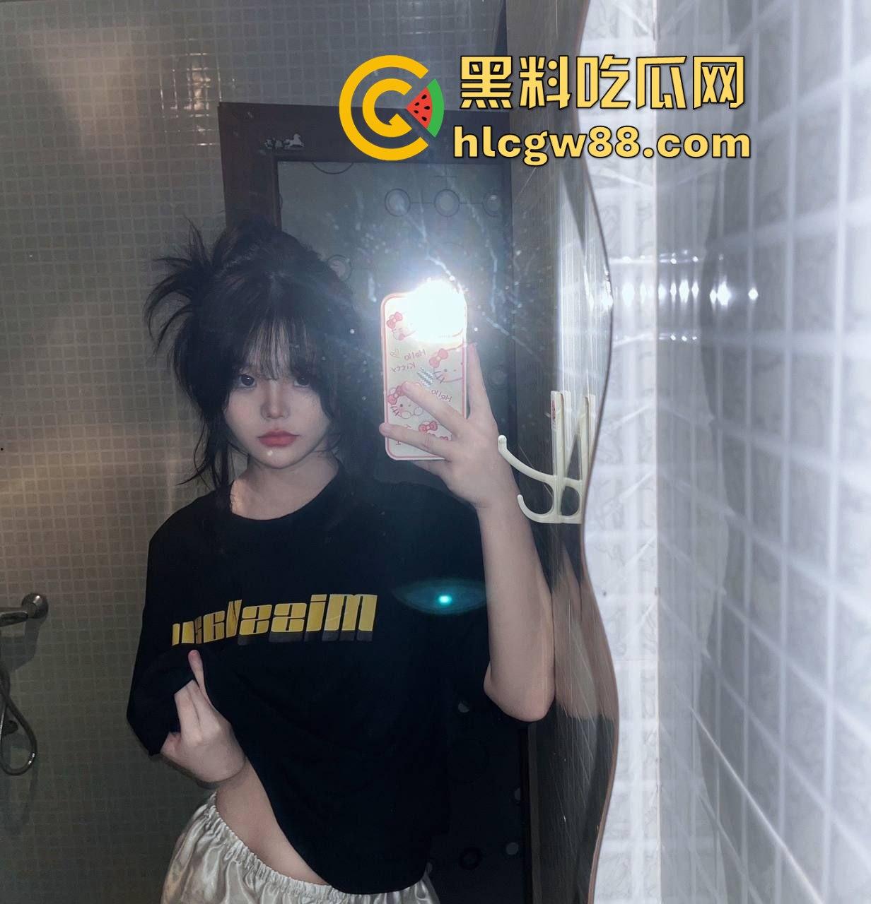 珠海艺术职业学院【杨婷婷】与金主裸拍视频被曝光 极品巨乳抠逼自慰 很有撸点!-1