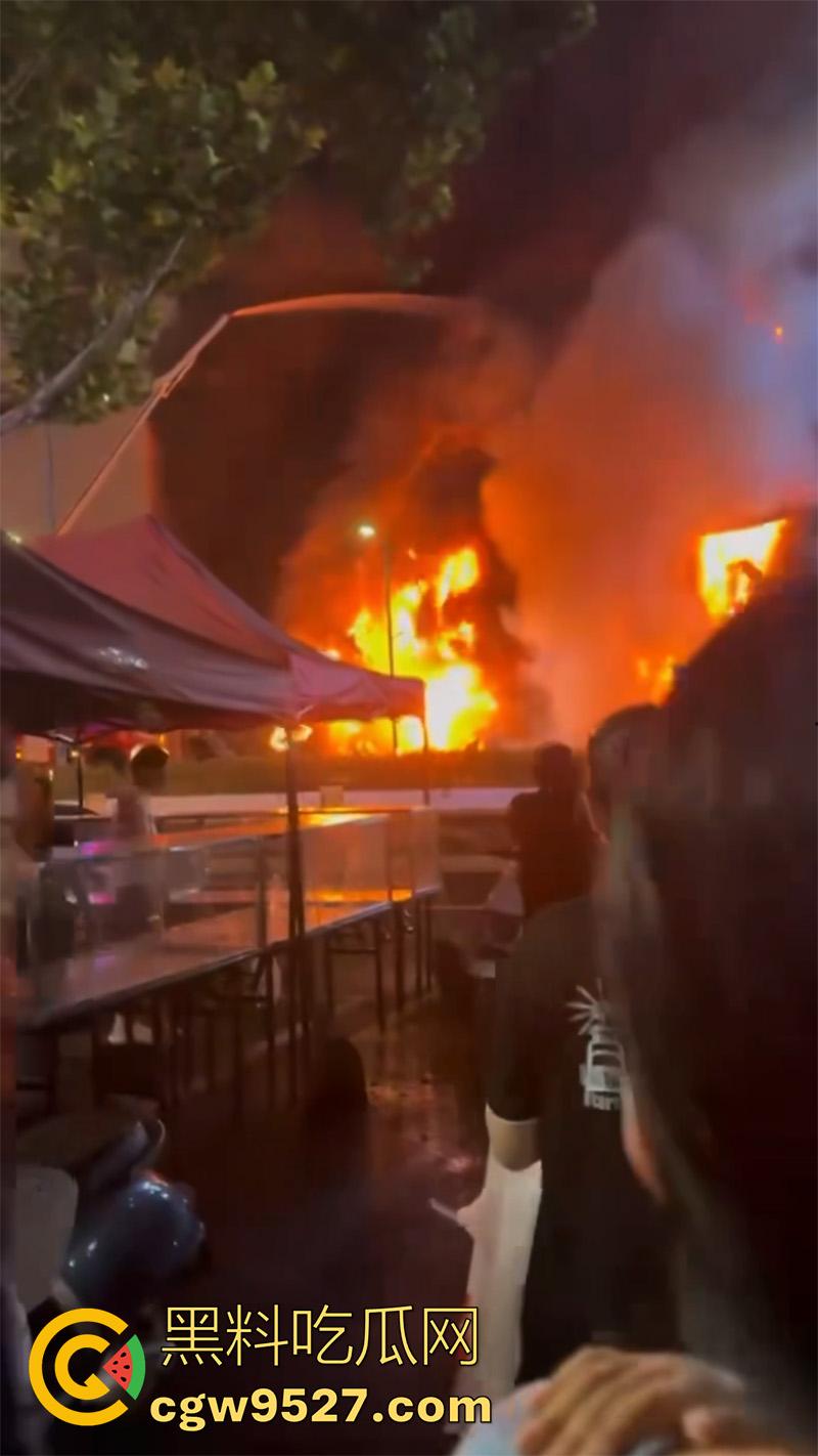 探店博主真能把店带火啊!江苏连云港京东电器自营店突发火灾,经过一宿的救援,才将大火熄灭!-5