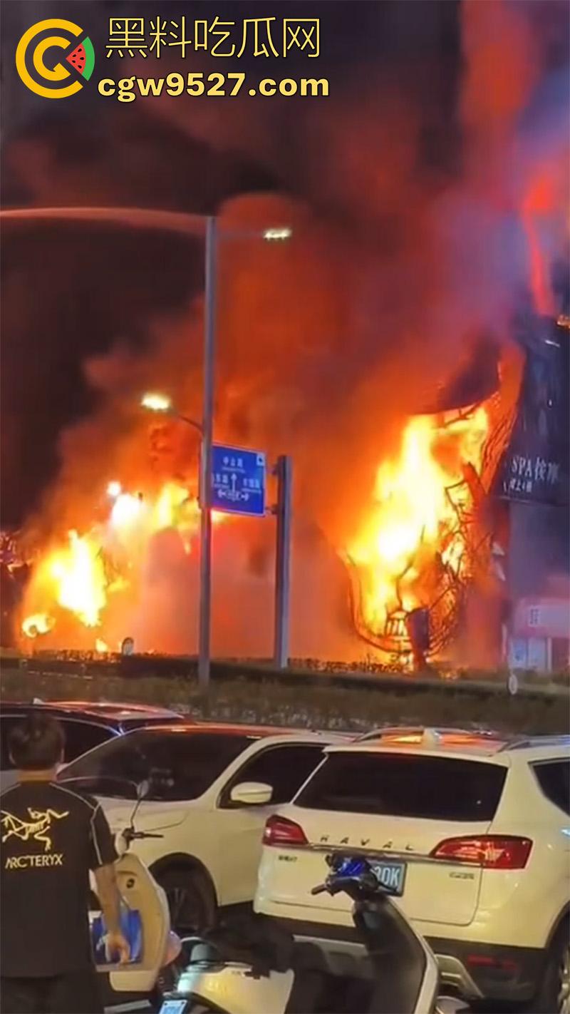 探店博主真能把店带火啊!江苏连云港京东电器自营店突发火灾,经过一宿的救援,才将大火熄灭!-7