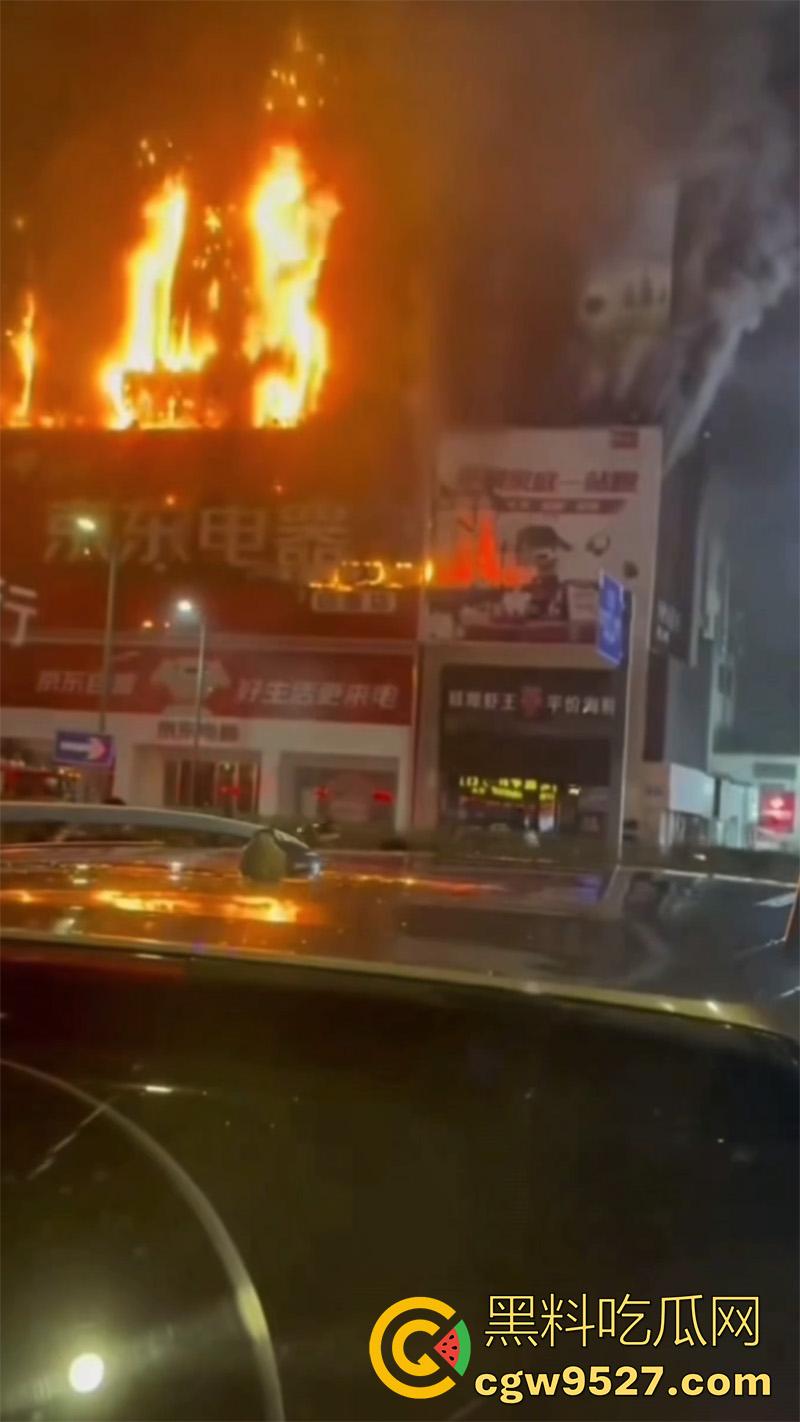 探店博主真能把店带火啊!江苏连云港京东电器自营店突发火灾,经过一宿的救援,才将大火熄灭!-8