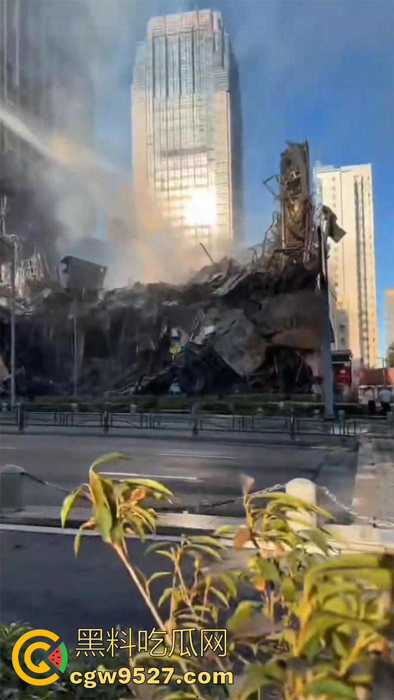 探店博主真能把店带火啊!江苏连云港京东电器自营店突发火灾,经过一宿的救援,才将大火熄灭!-10