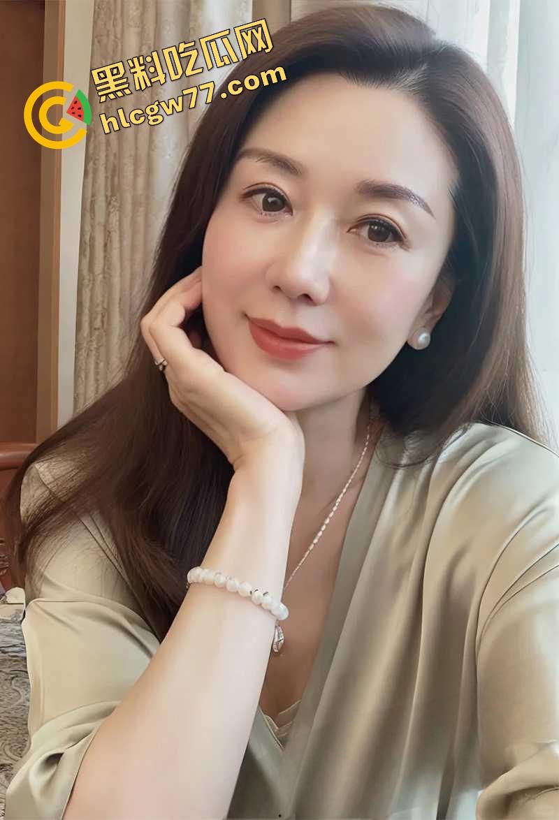 人妻骚货【桃桃】酒店红色开档情趣内衣撑爆巨乳，深喉舔屌玩假鸡巴，后入扭腰床单湿成水田！-3